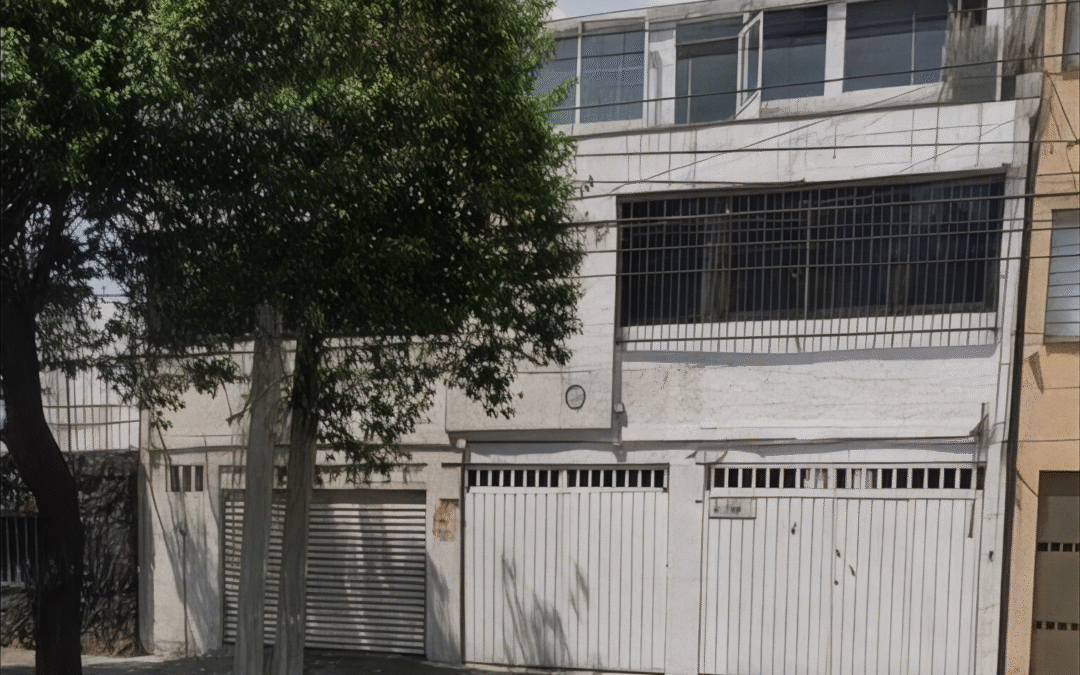 Venta de terreno departamental con casa para demoler